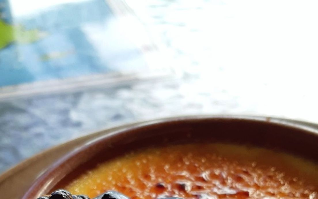 Un postre con chocolate servido con presentación especial
